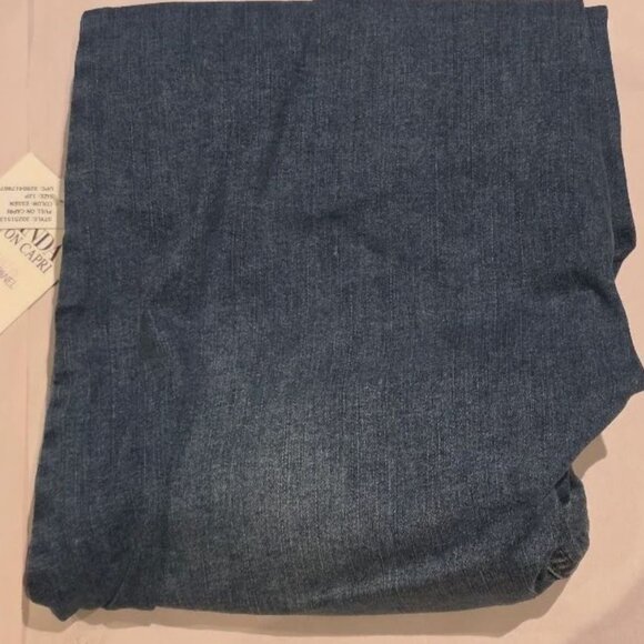 Petite Gloria Vanderbilt Amanda Pull On Cap ... Color: Essen W Whiskers Size: 12 - Picture 3 of 4